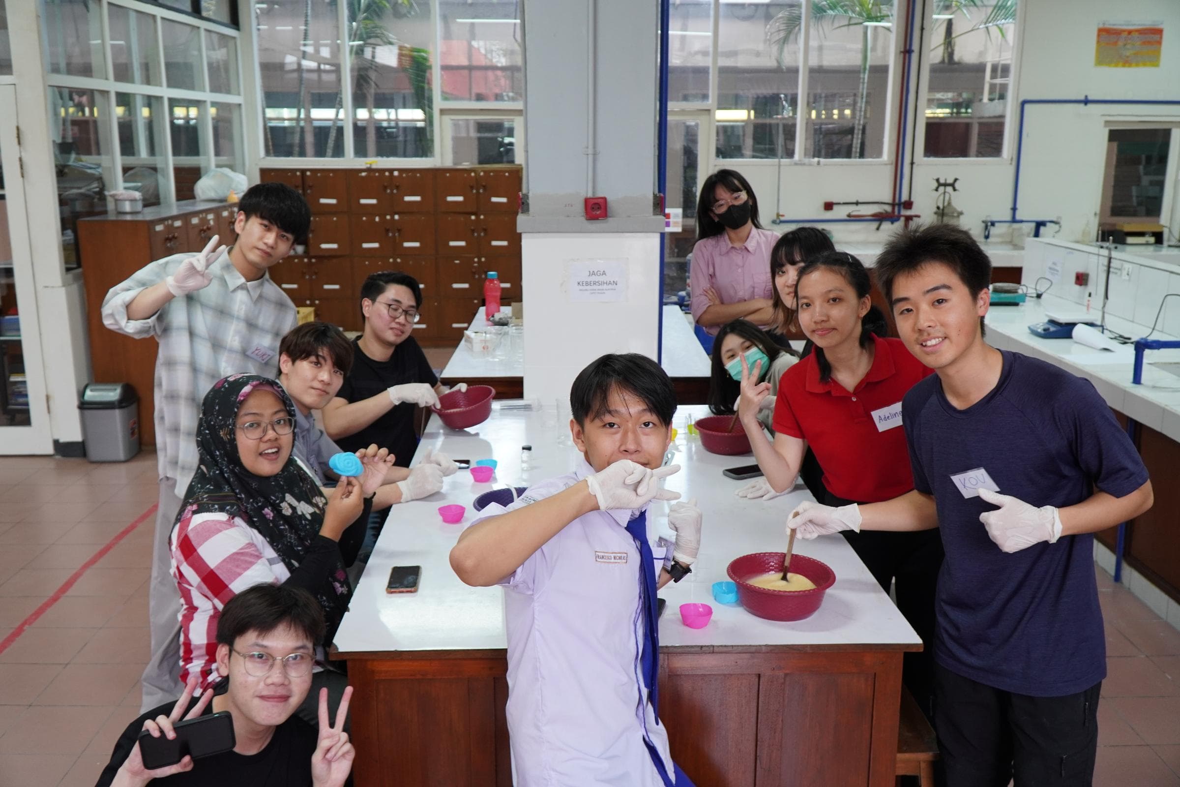 Foto: siswa mengikuti kompetisi dan praktik laboratorium
