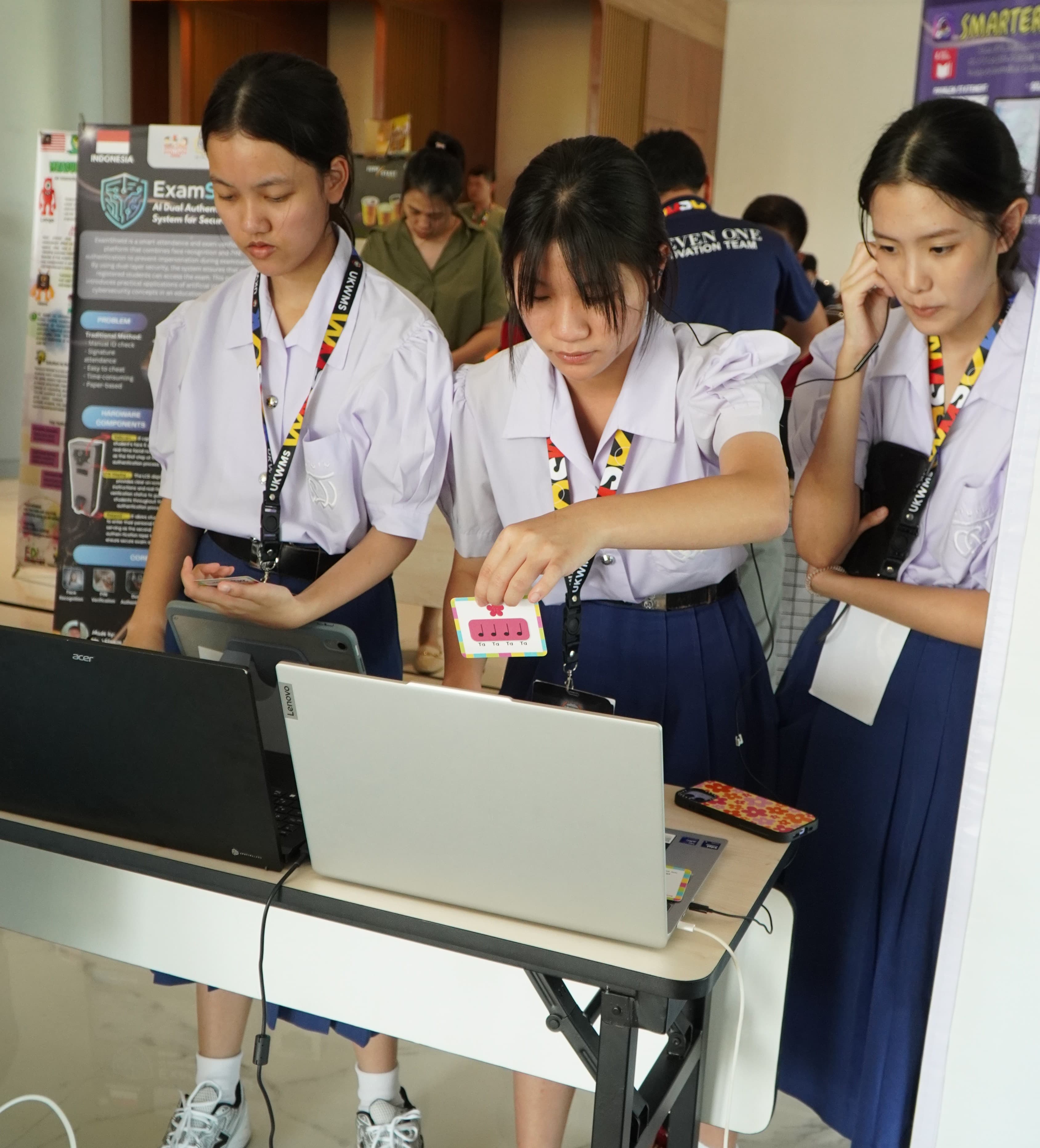 Foto: siswa mengikuti kompetisi dan praktik laboratorium