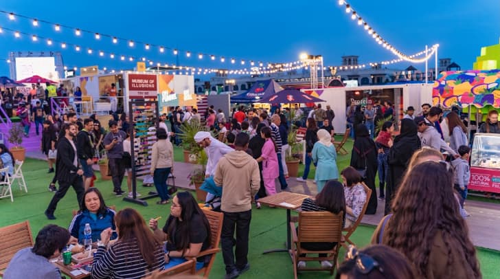 Foto: pengunjung menjelajahi area bazar