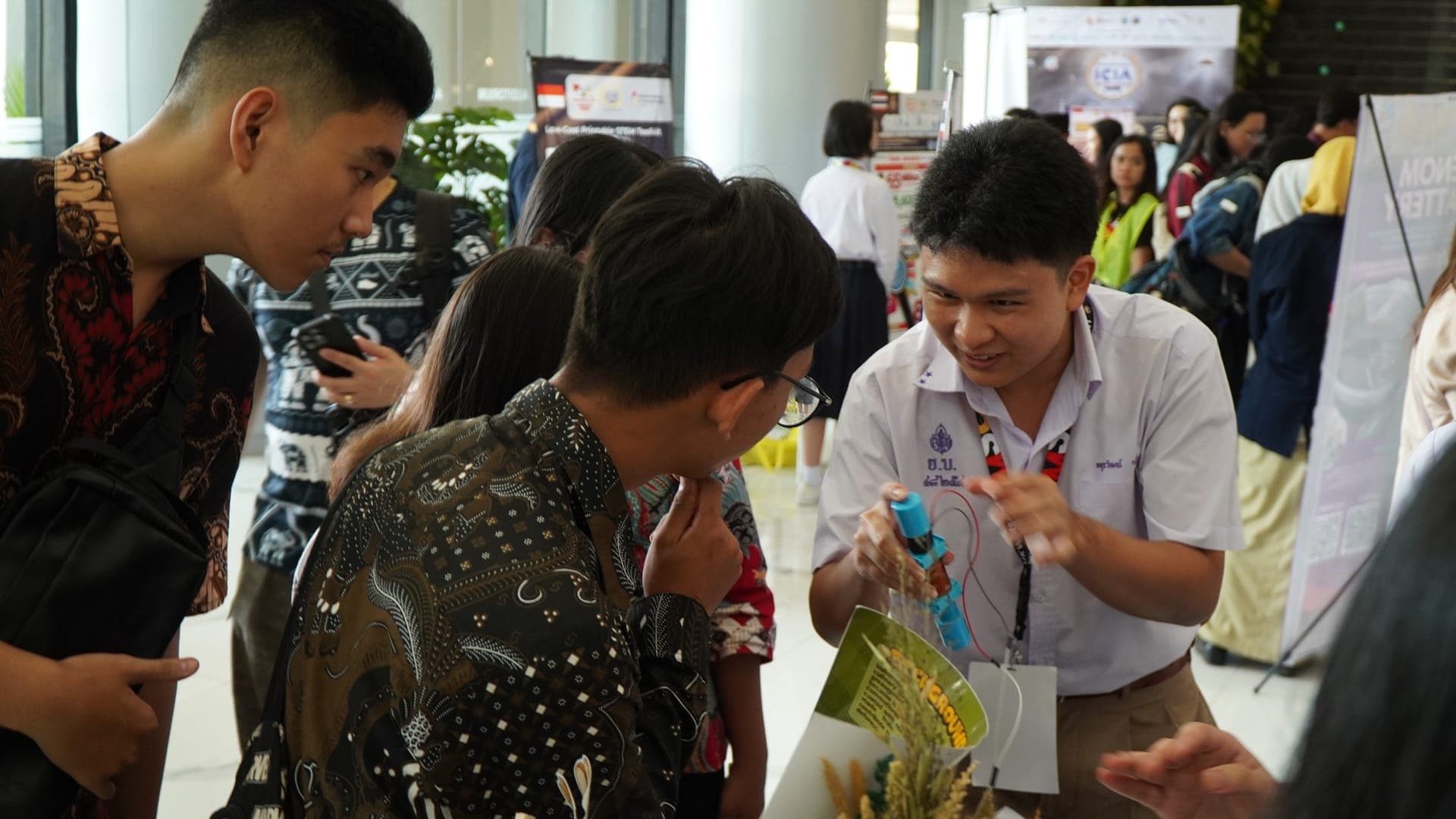 Foto: pengunjung menjelajahi booth pameran