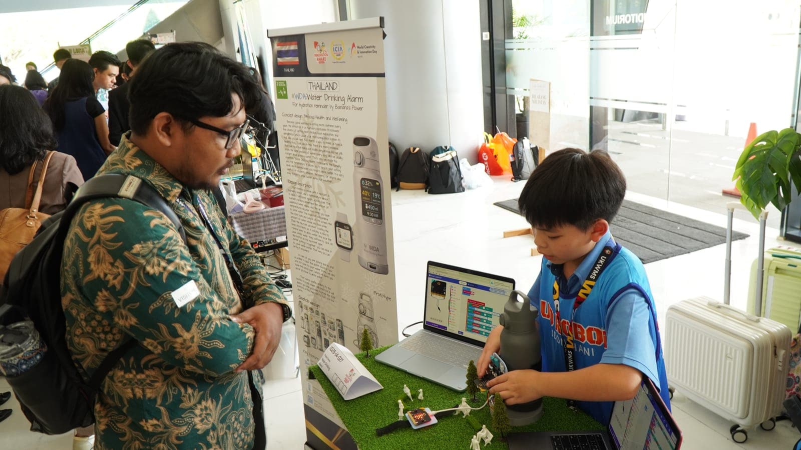 Foto: prototipe dan poster karya peserta